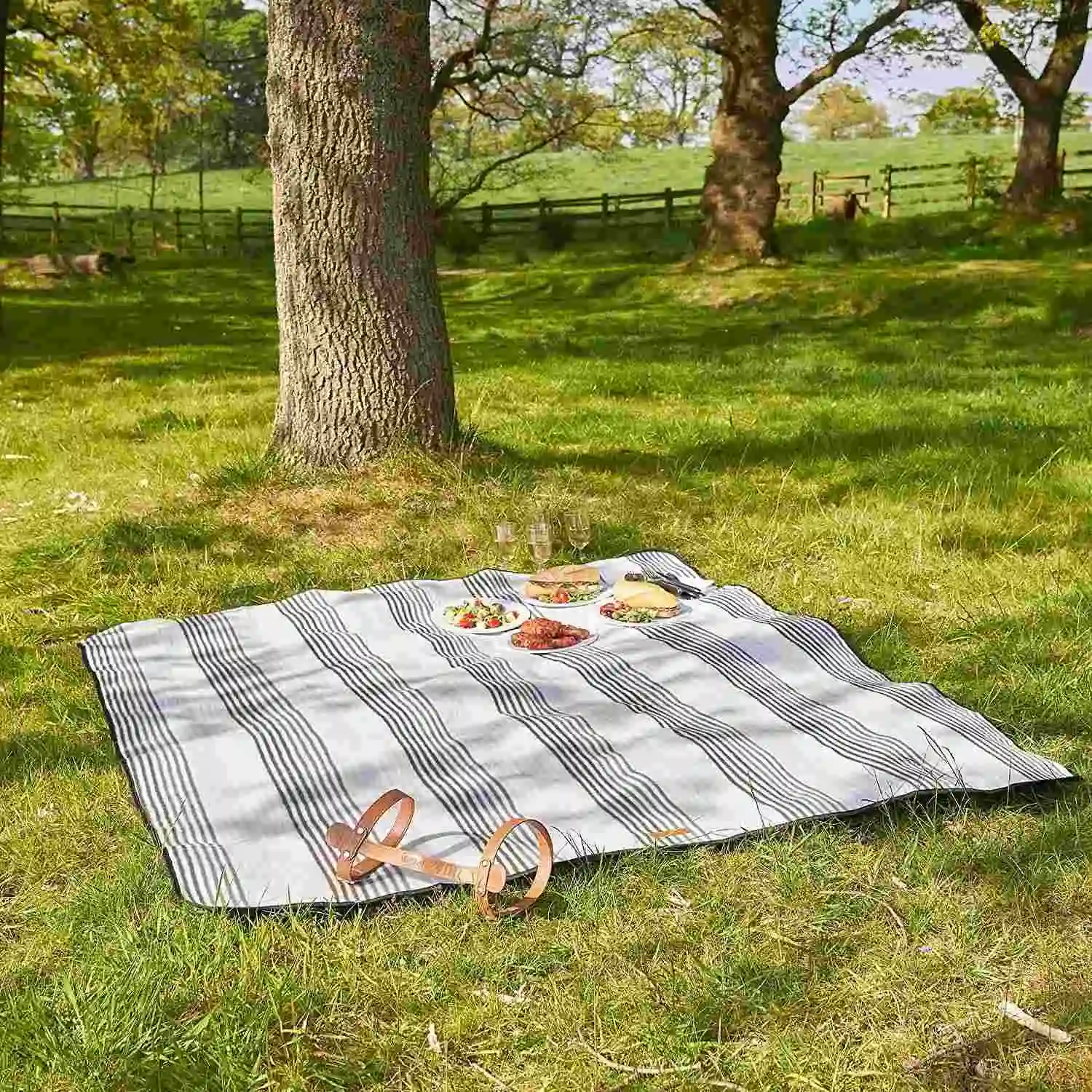 Camping   Hiking  Inflatable Picnic Blanket Fleece Sand Free Beach Blanket Mat With Leather Straps