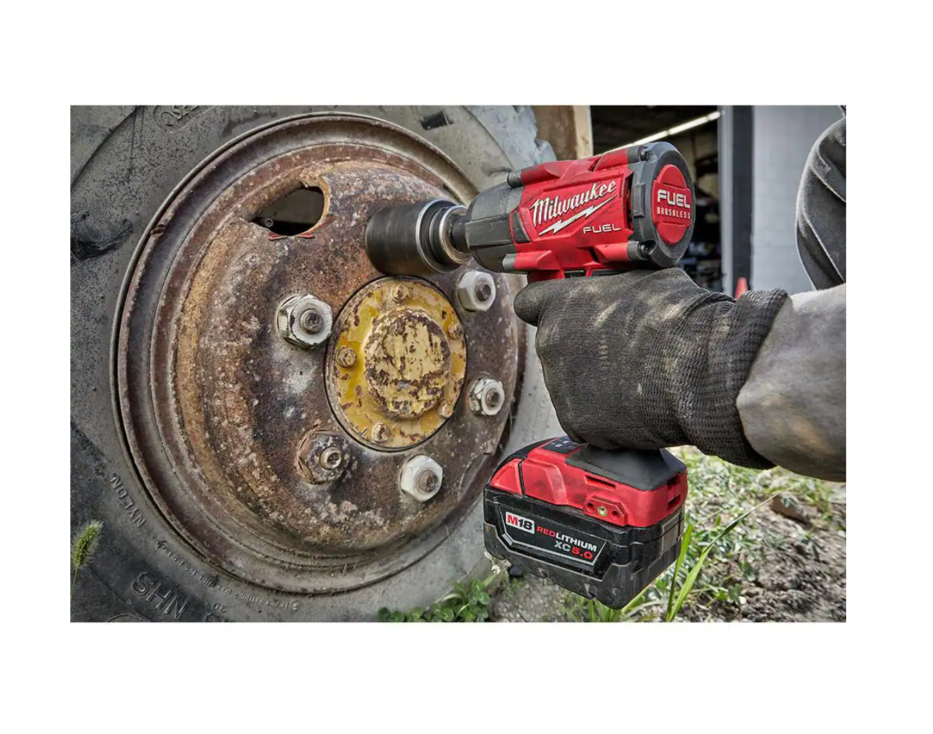 Milwaukee 2962-22 M18 FUEL GEN-2 18V Lithium-Ion Brushless Cordless Mid Torque 1/2 in. Impact Wrench with Friction Ring Kit