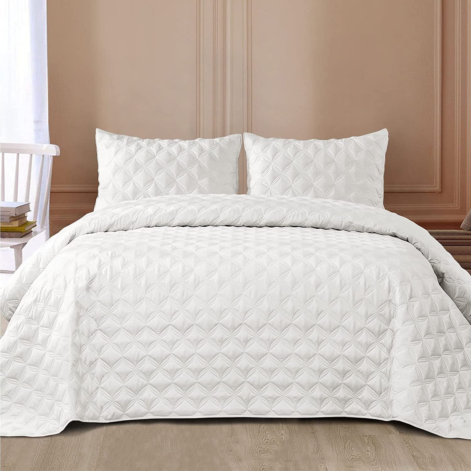 Exclusivo Mezcla Bed Quilt Set King Size for All Season， Stitched Pattern Quilted Bedspread/ Bedding Set/ Coverlet with 2 Pillow shams， Lightweight and Soft， White