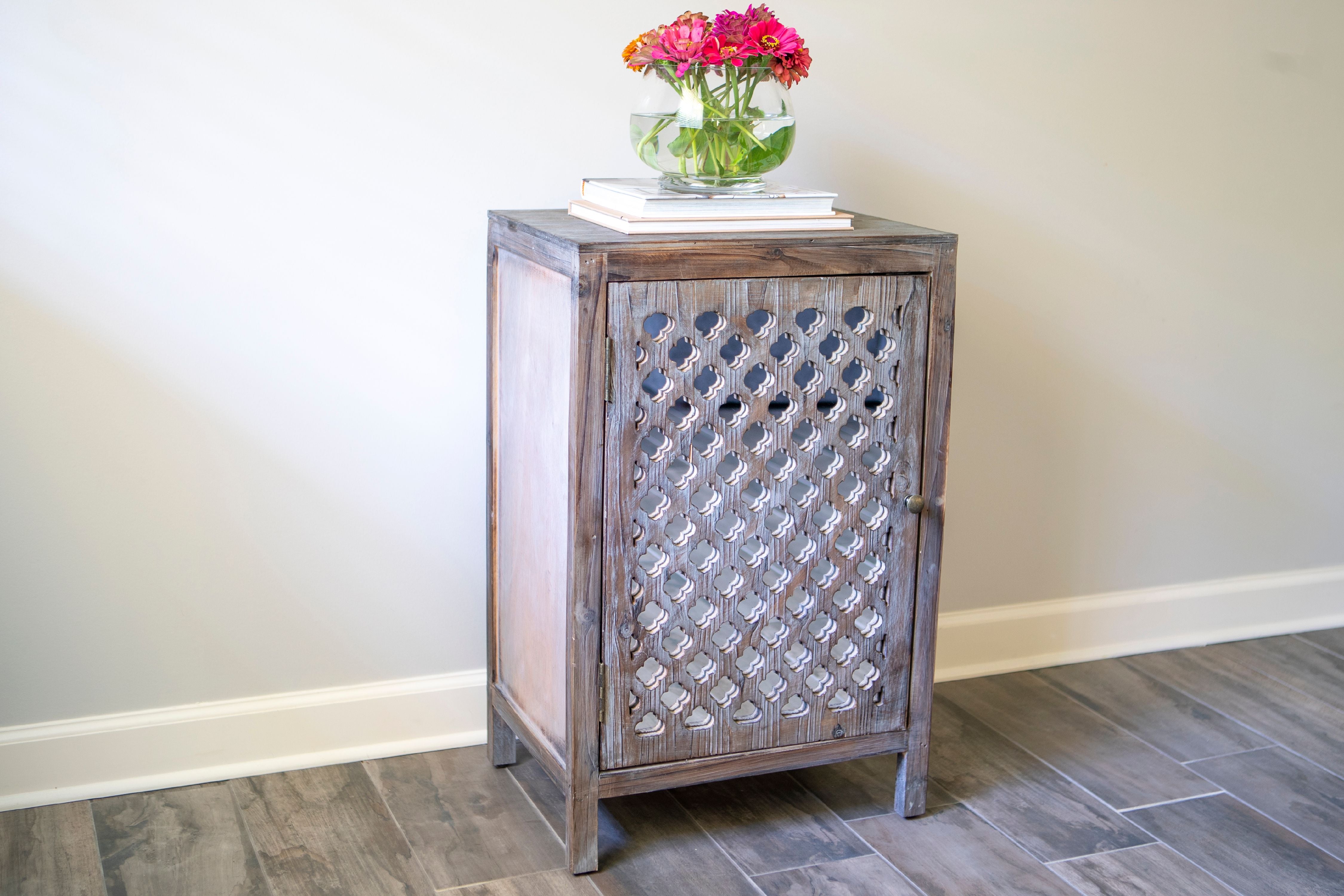 Decor Therapy Mirrored Cabinet End Table， MDF