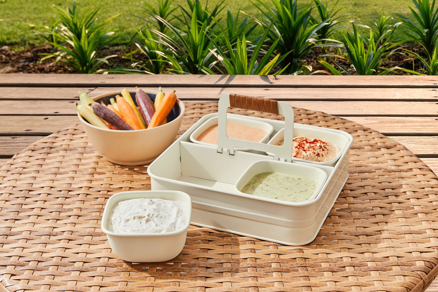 Better Homes and Gardens White Galvanized Steel Square Serve Tray Bowl Set， 9.05 L x 9.05 W