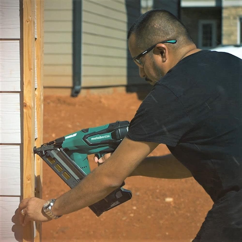 Metabo HPT 2-1/2 In. 18V Brushless Lithium Ion 15 Gauge Angled Finish Nailer NT1865DMASM from Metabo HPT