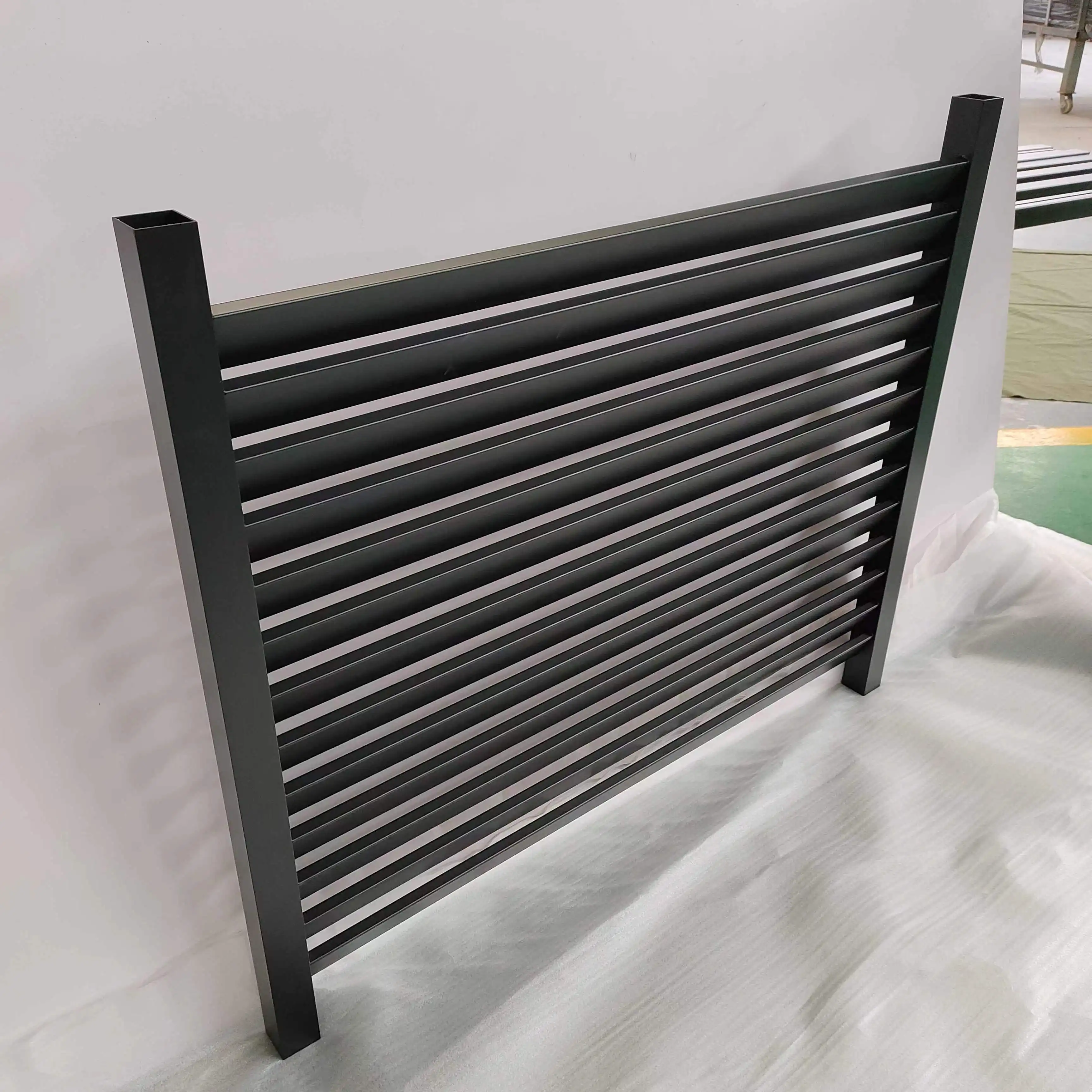 Hot Sale Factory Supply  Easily Assembled or DIY Privacy Metal  Slat Fence Panel