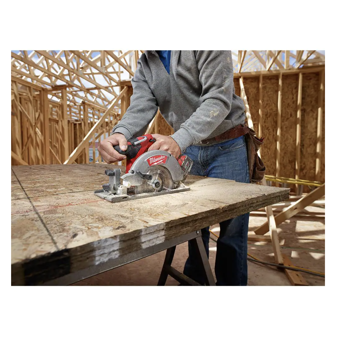 Milwaukee M18 Fuel 18-Volt Lithium-Ion Brushless Cordless 6-1/2 in. Circular Saw w/5.0Ah Battery Starter Kit