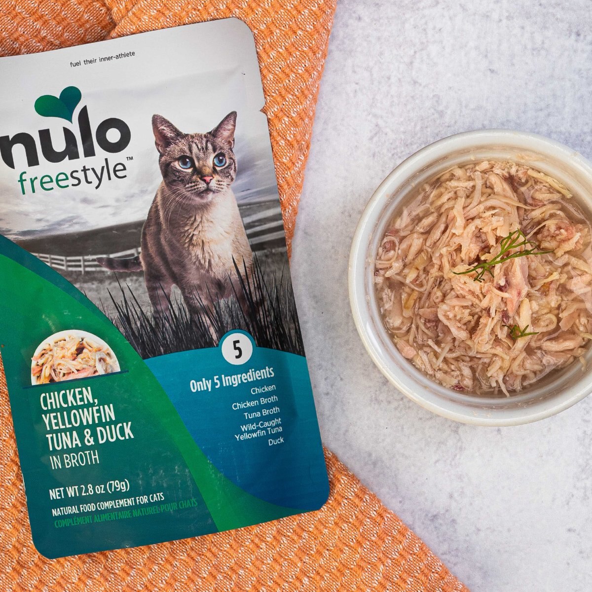 Nulo FreeStyle Chicken， Yellowfin Tuna and Duck in Broth Cat Food Topper