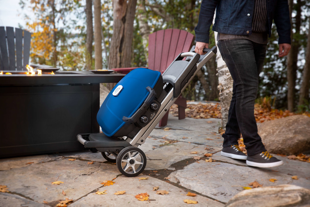 TravelQ™ 285X Portable Propane Gas Grill with Scissor Cart， Blue ;