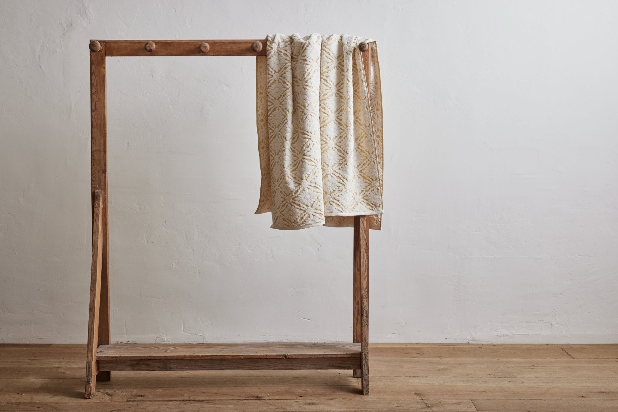 Nickey Kehoe Marguerite Bath Towel in Chamomile