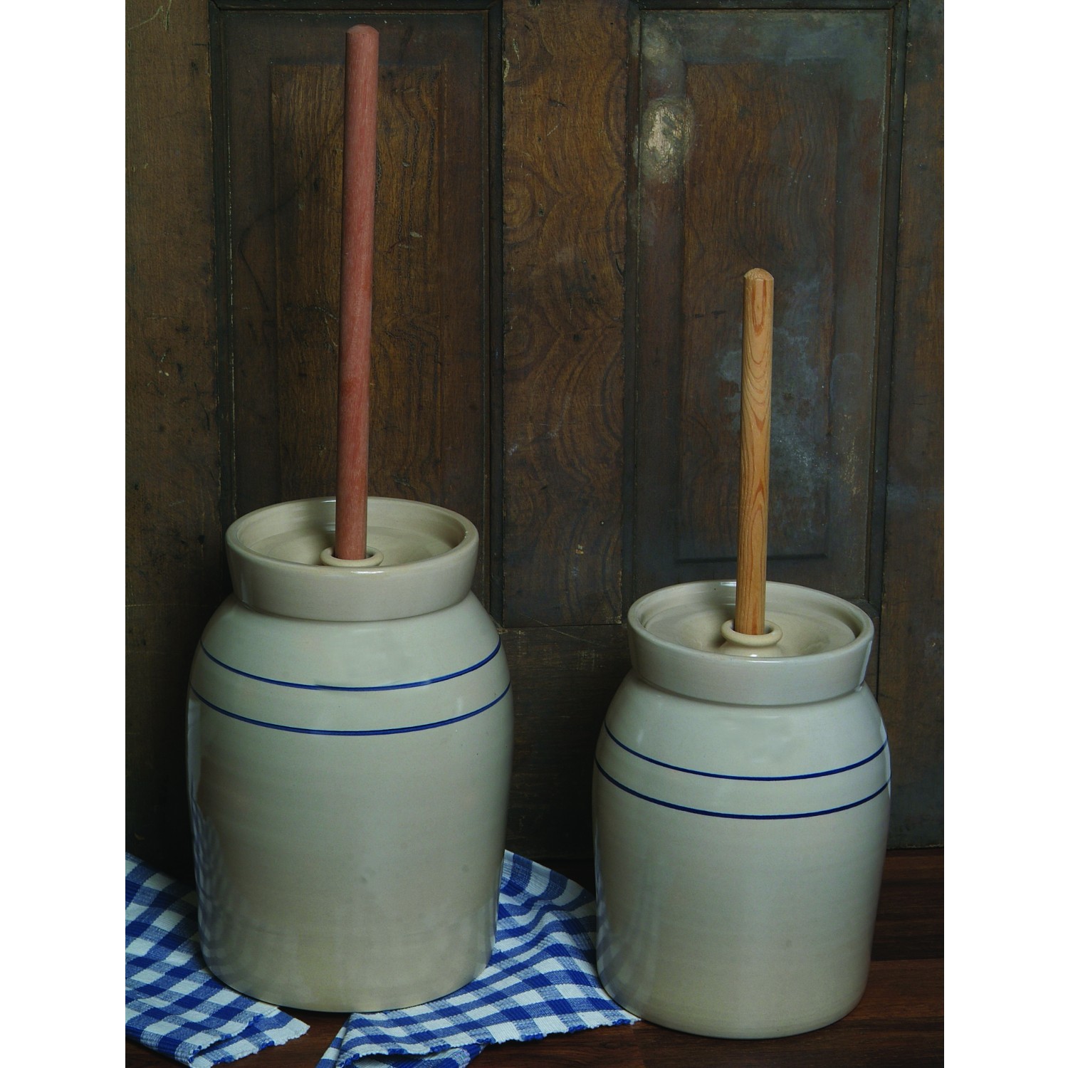 Martinez Pottery Butter Churn - Hand-Turned Stoneware Dasher-Style Churn， Natural Stone Color with Blue Stripes， 2 Gallon