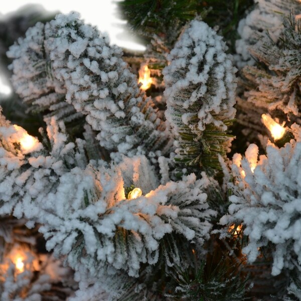 9' Flocked Virginia Pine Artificial Christmas Tree，Clear Lights