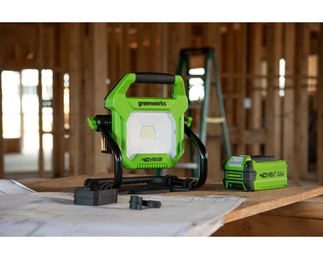 40V AC/ DC 2000 Lumen LED Work Light | Greenworks Tools