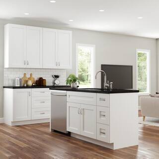 Contractor Express Cabinets Vesper White Shaker Assembled Plywood 96 in. x 2.75 in. x 2.875 in. Kitchen Cabinet Crown Molding CMV8-AVW