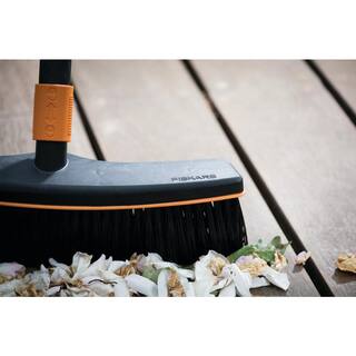 Fiskars QuikFit Outdoor Broom Interchangeable 15 in. Head Attachment 330310-1001