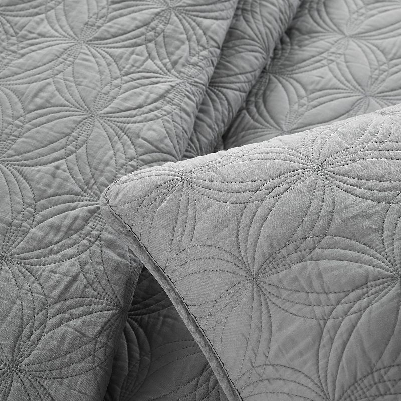 VCNY Home Circle Textured Queen 3-Piece Quilt Set