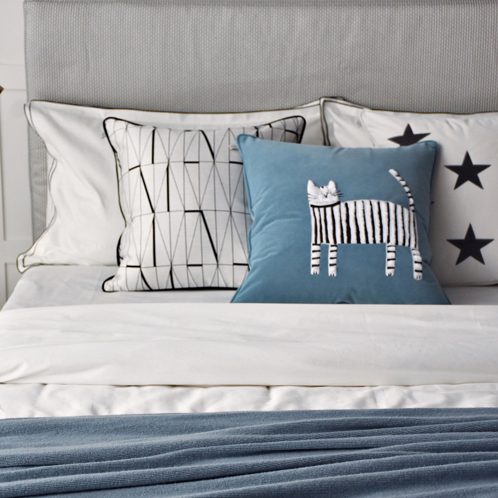 45X45 Cm Striped Cat Embroidered Throw Cushion Ecc-032