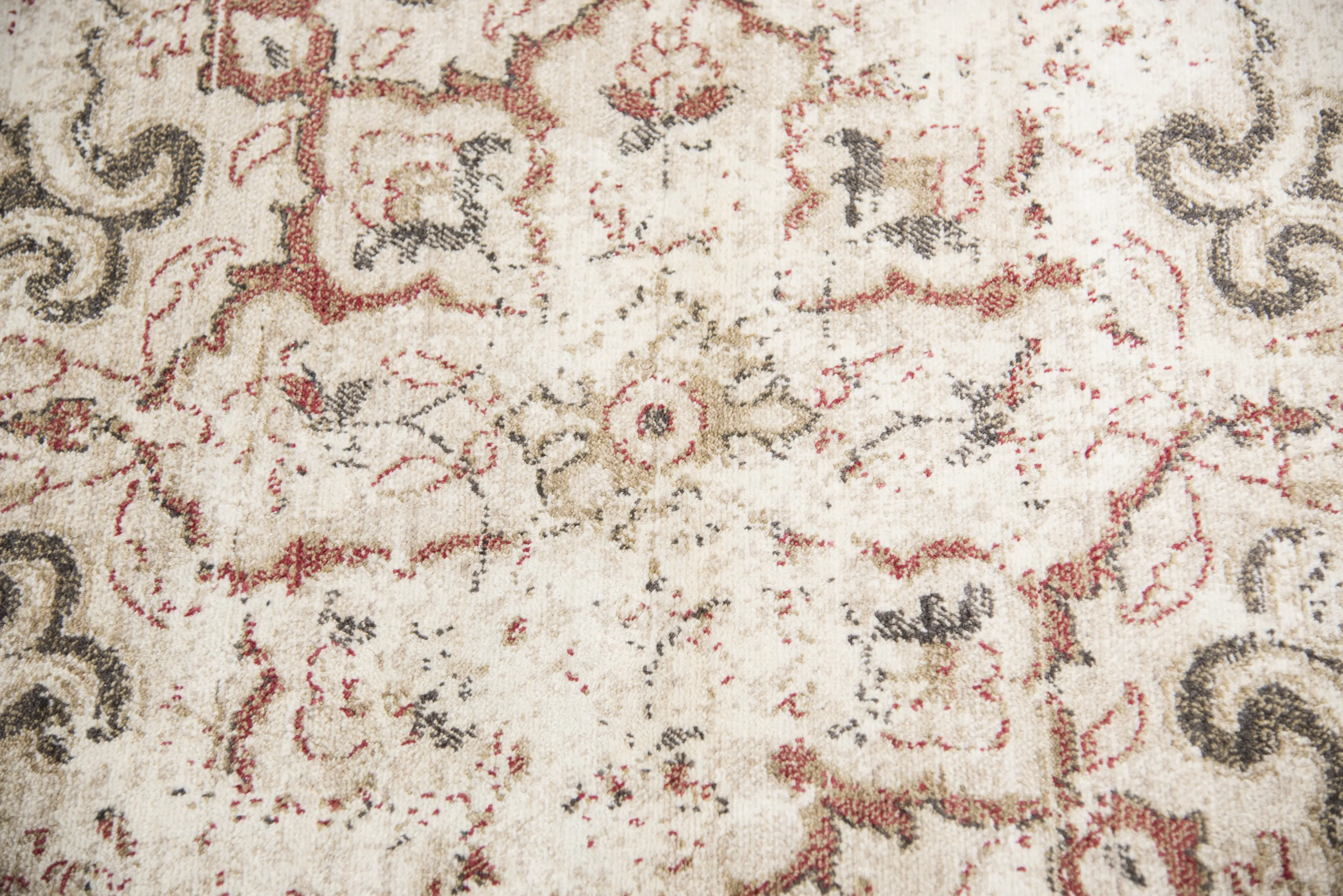 Gossamer 5 x 8 Medium Ivory， Gold and Red Area Rug