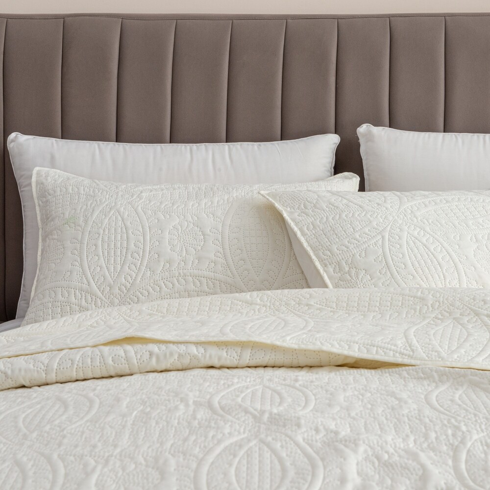 Luxurious Pinsonic Medallion Microfiber Quilt Set With Shams