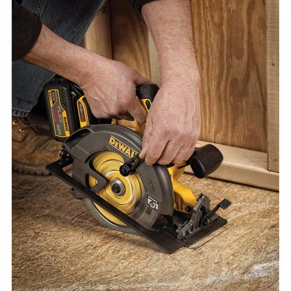 DEWALT FLEXVOLT 60-Volt MAX Cordless Brushless 7-1/4 in. Circular Saw， (1) FLEXVOLT 6.0Ah Battery and Worksite Radio and#8211; XDC Depot