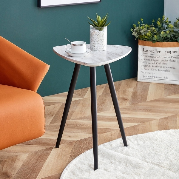 Modern Minimalism Sofa Table with Triangle Faux Marble Top， Small Accent Coffee Table with Metal Legs for Living Room