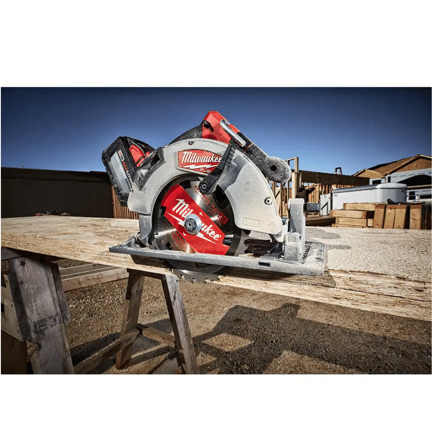 Milwaukee M18 FUEL 18-Volt Lithium-Ion Brushless Cordless 7-1/4 in. Circular Saw， Tool-Only (2732-20)