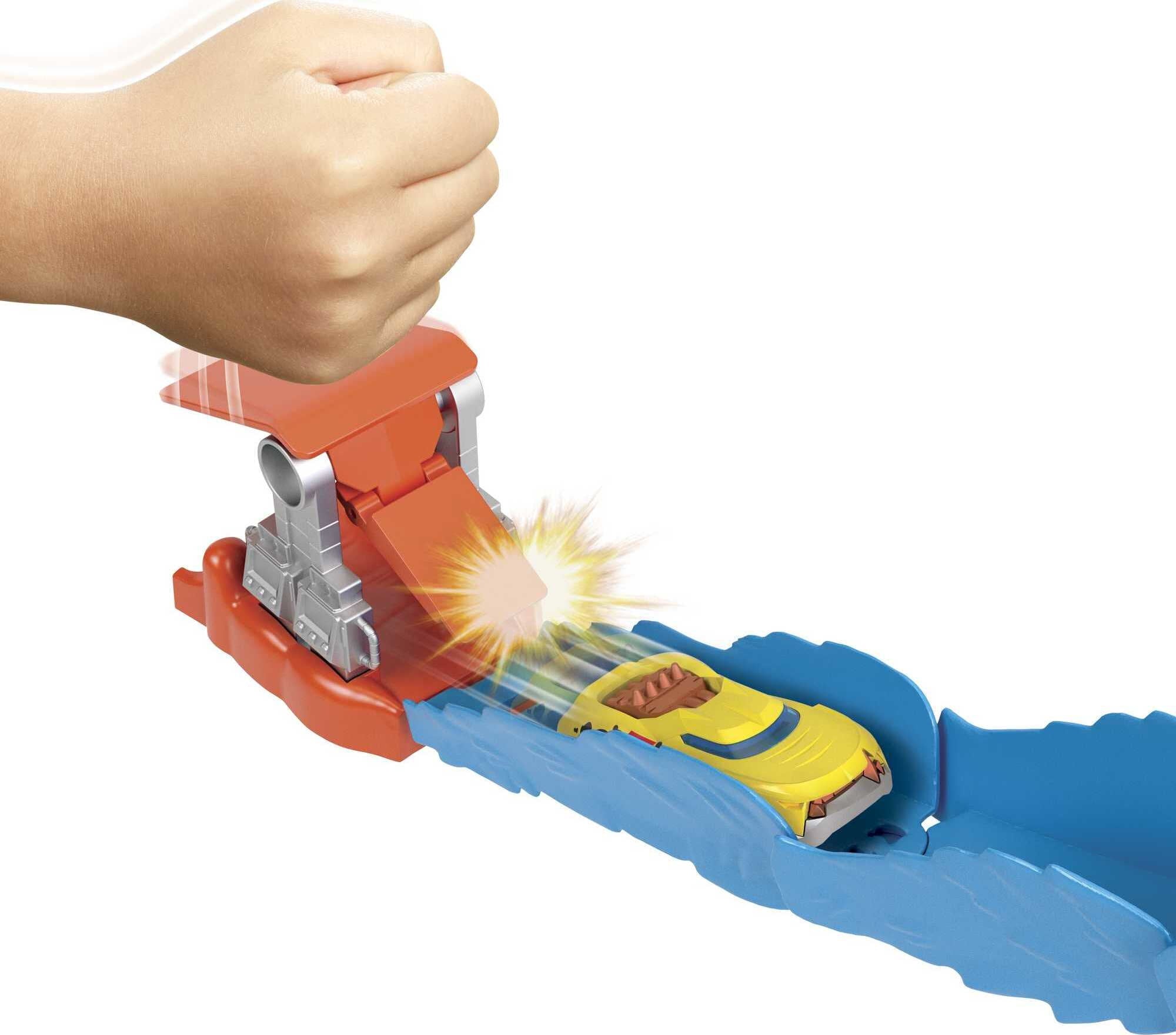 Hot Wheels Wreck and Ride Gorilla Attack Playset， Gas Station Set with 1:64 Scale Toy Car