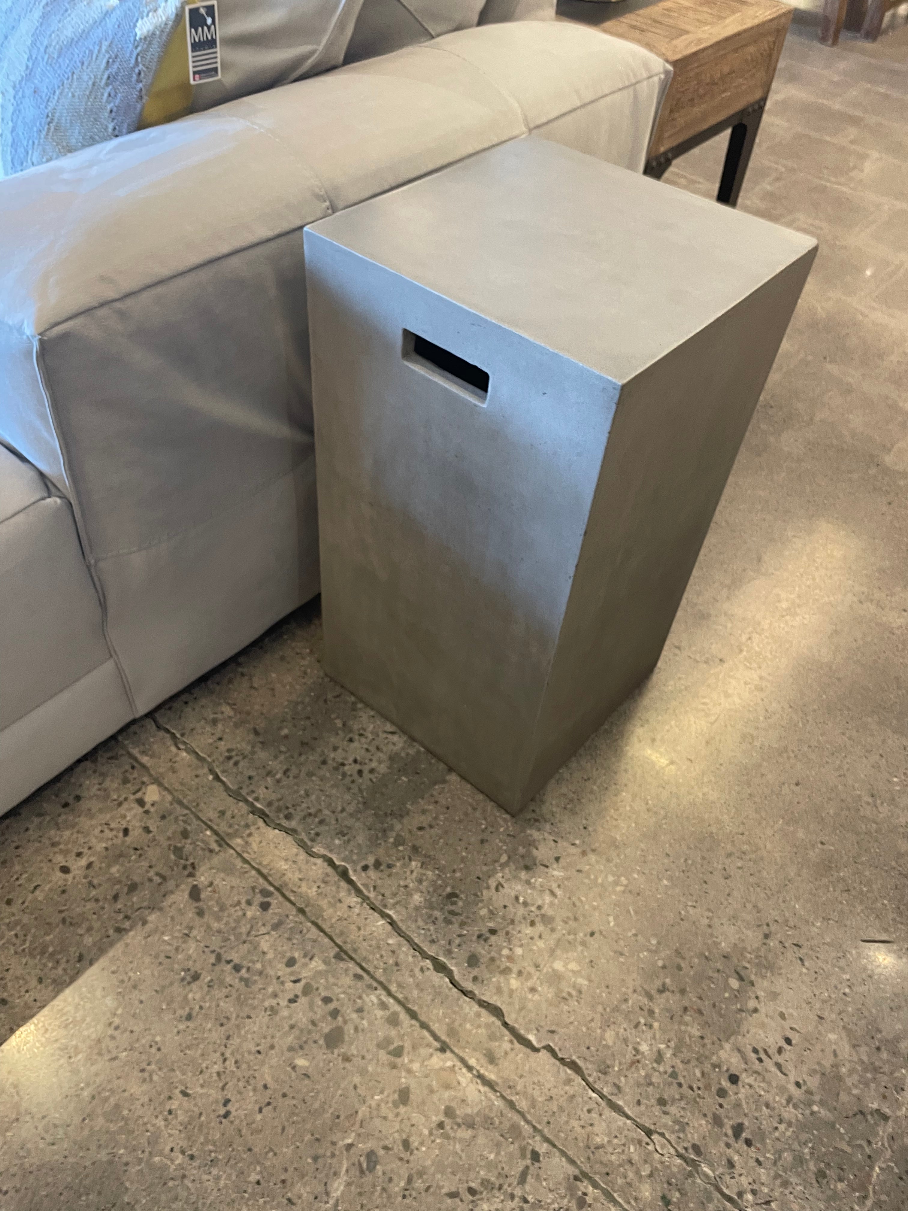 BAR SQUARED END TABLE