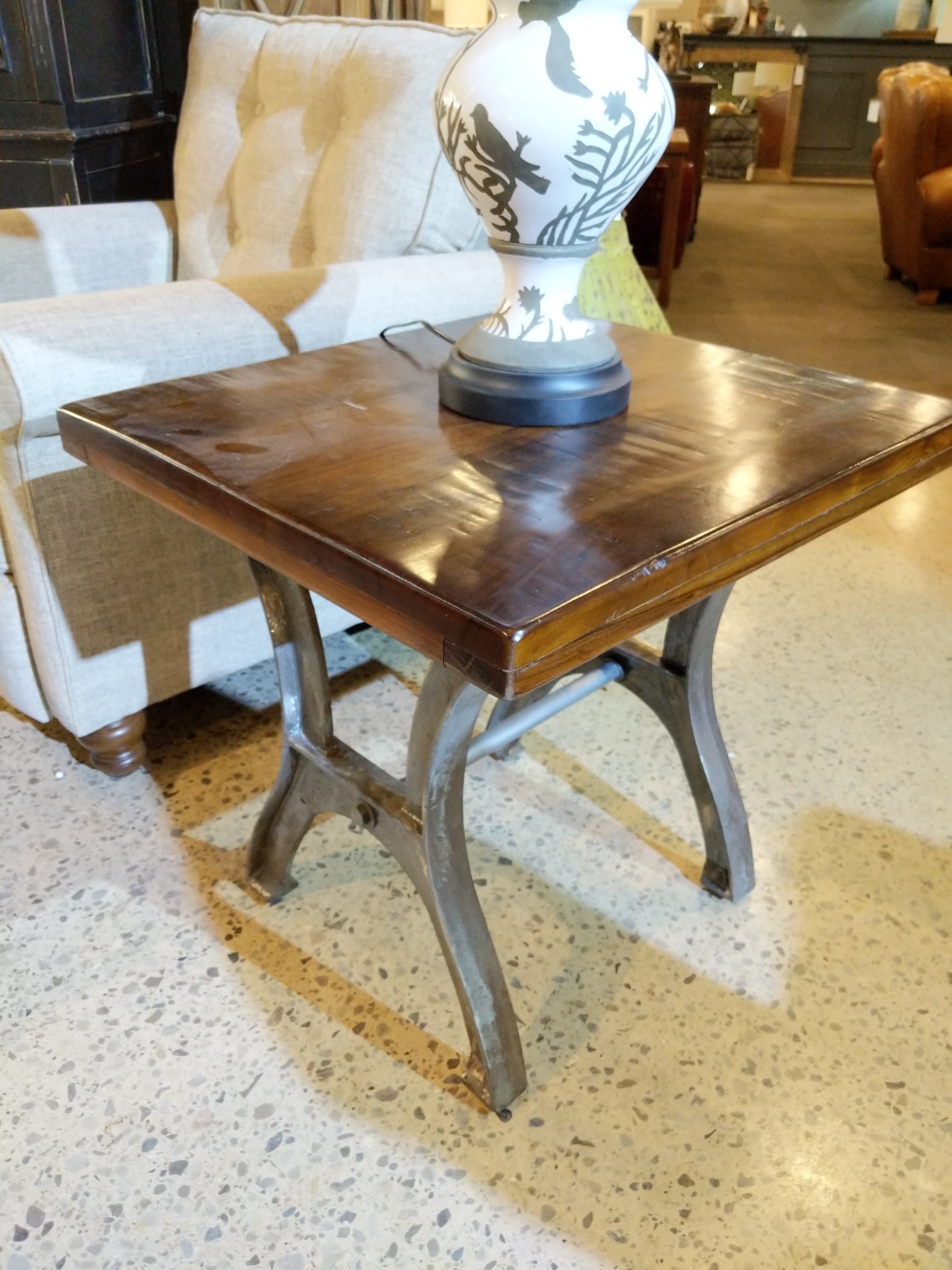 ARROGATE END TABLE