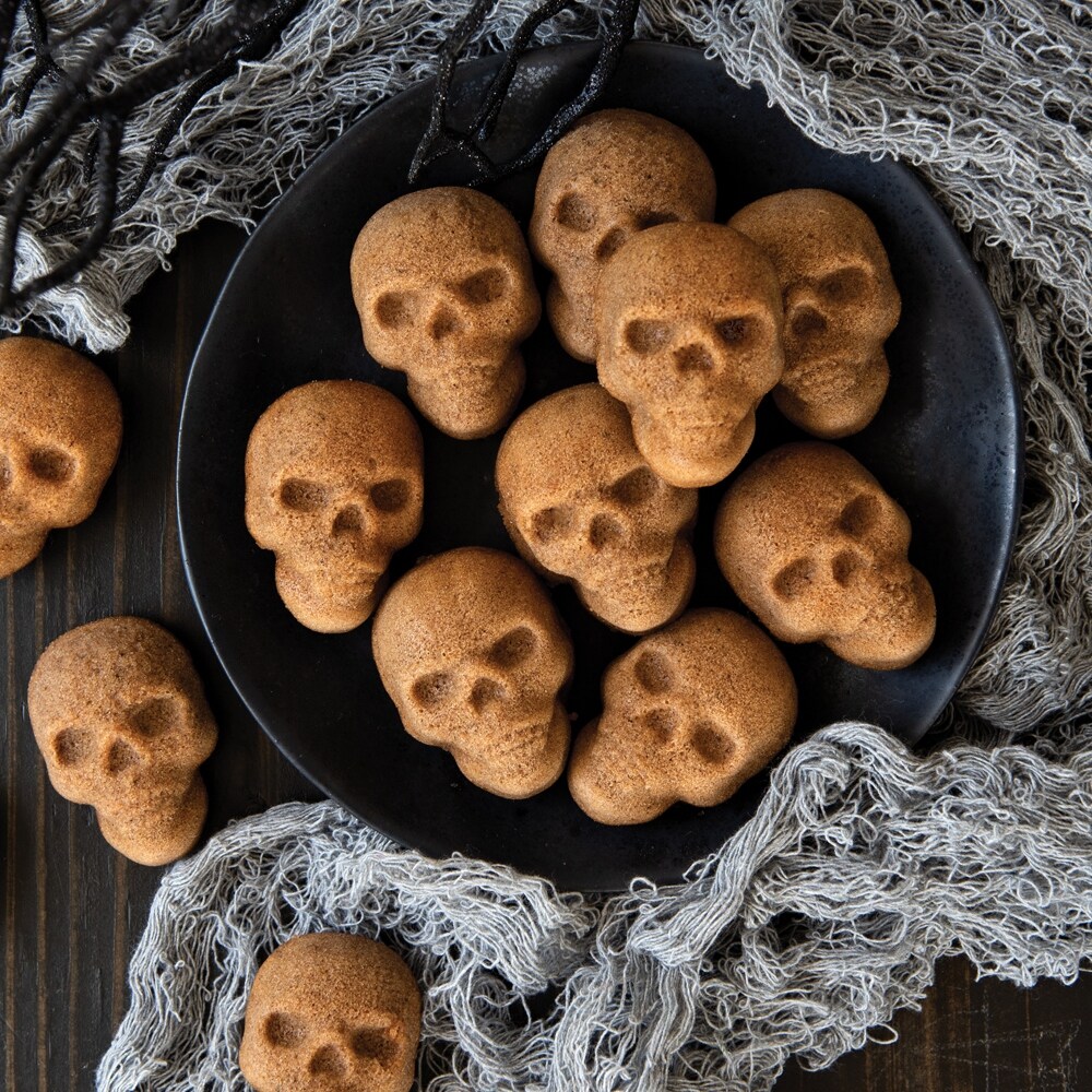 Nordic Ware Skull Bites Cakelet Pan   Brown