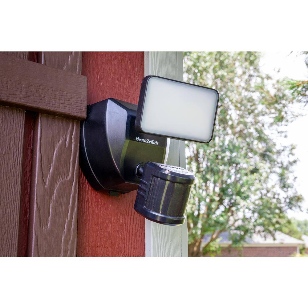 SECUR360 Integrated LED Motion Sensor Battery Operated Voice Activated  Wi-Fi Connected Black Outdoor Security Flood Light HZ-9304-BK