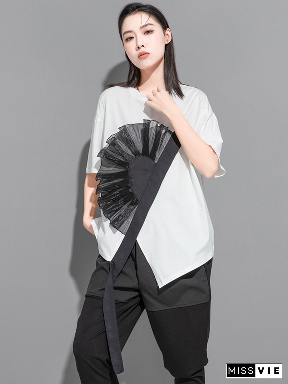 Stylish Black White Irregular Applique T-Shirt