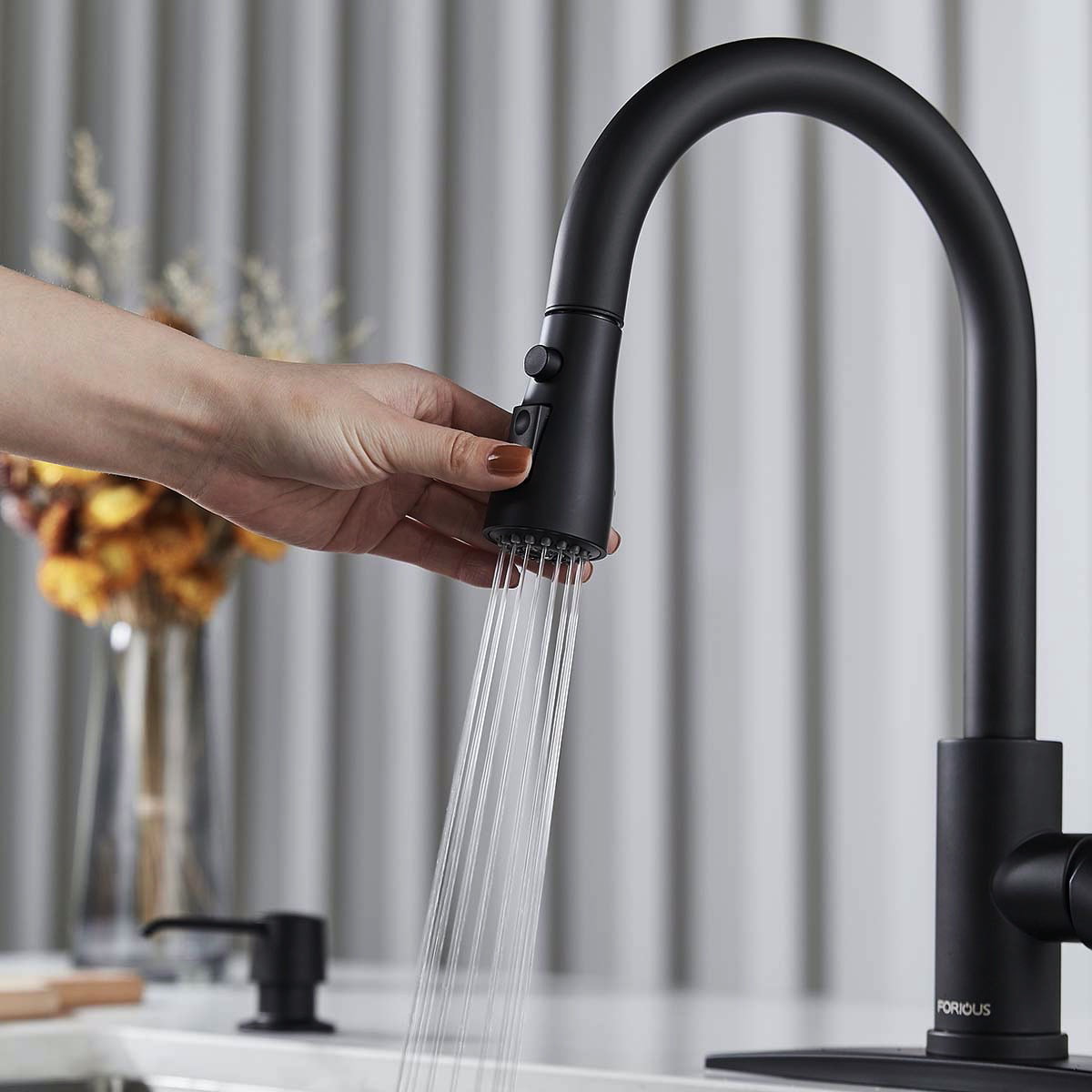 FORIOUS Pull Down Sprayer Kitchen Faucet ，Single Handle Kitchen Sink Faucet ， Matte Black