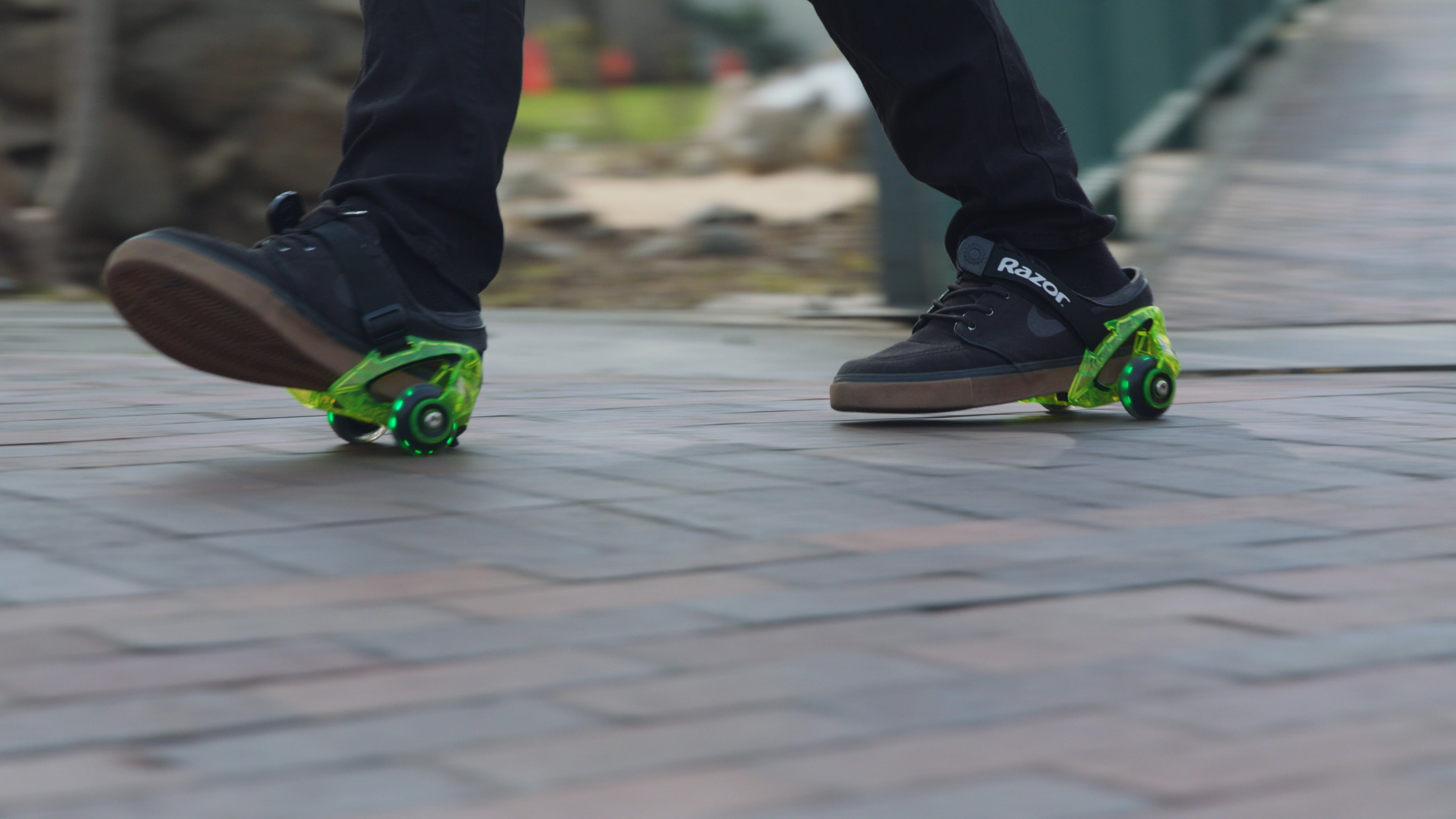 Razor Jetts DLX Heel Wheels - Neon Green， Wheeled Skate Shoes with Sparks for Kids Ages 9+， Unisex