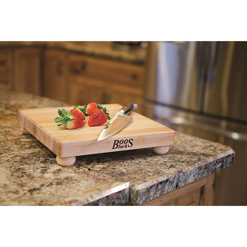 John Boos 12 Inch Wide Flat Edge Grain Cutting Board with Feet， Maple Wood Grain