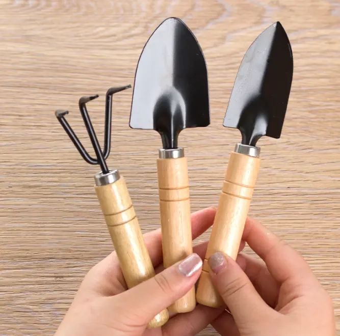 2023 hot sell new design household flower planting soil loosening tool wooden handle iron garden tools 3 pcs set