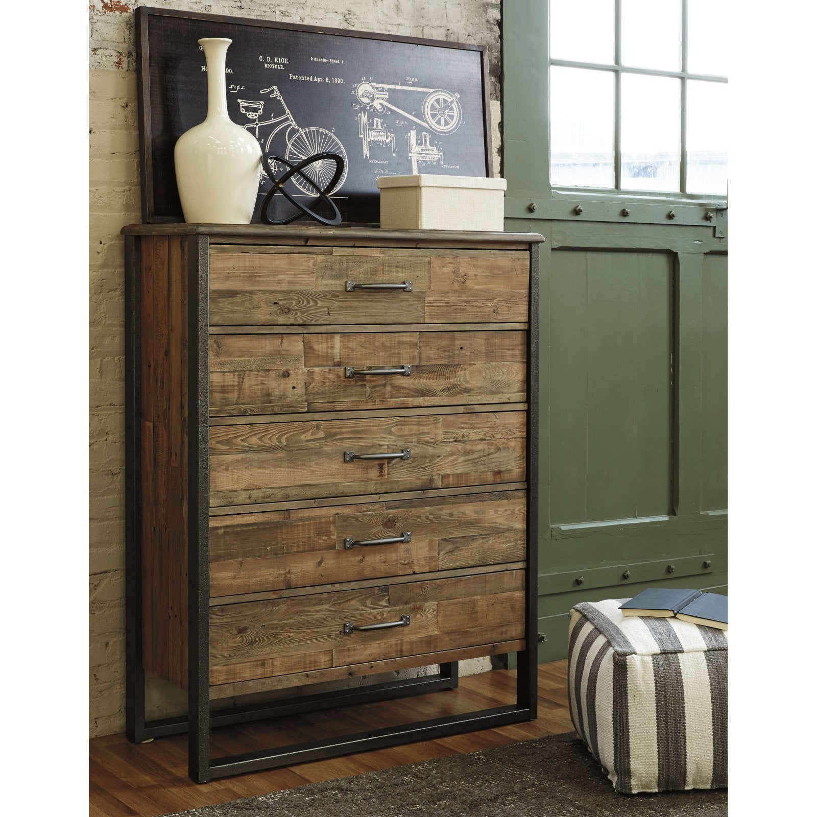 Signature Design by Ashley Sommerford 5 Drawer Chest