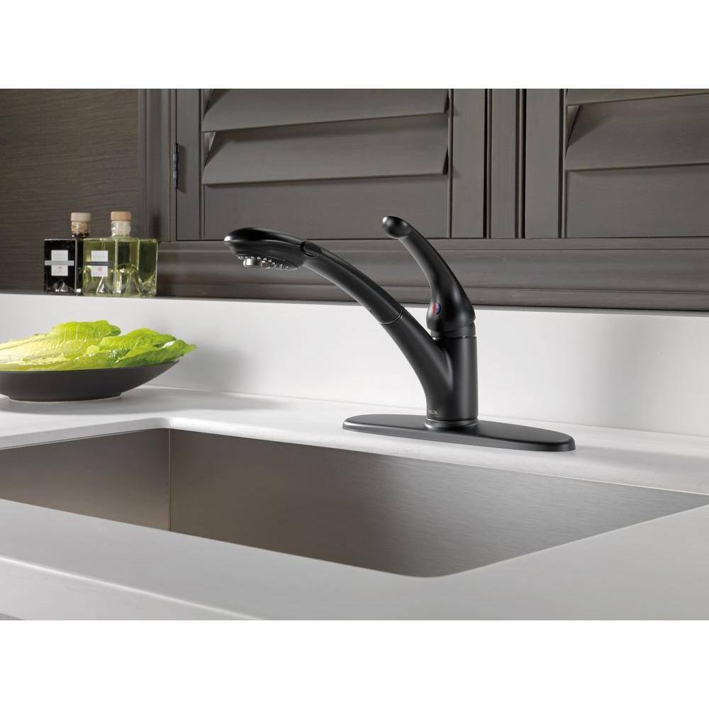 Delta Signature Single-Handle Pull-Out Sprayer Kitchen Faucet In Matte Black 470-BL-DST