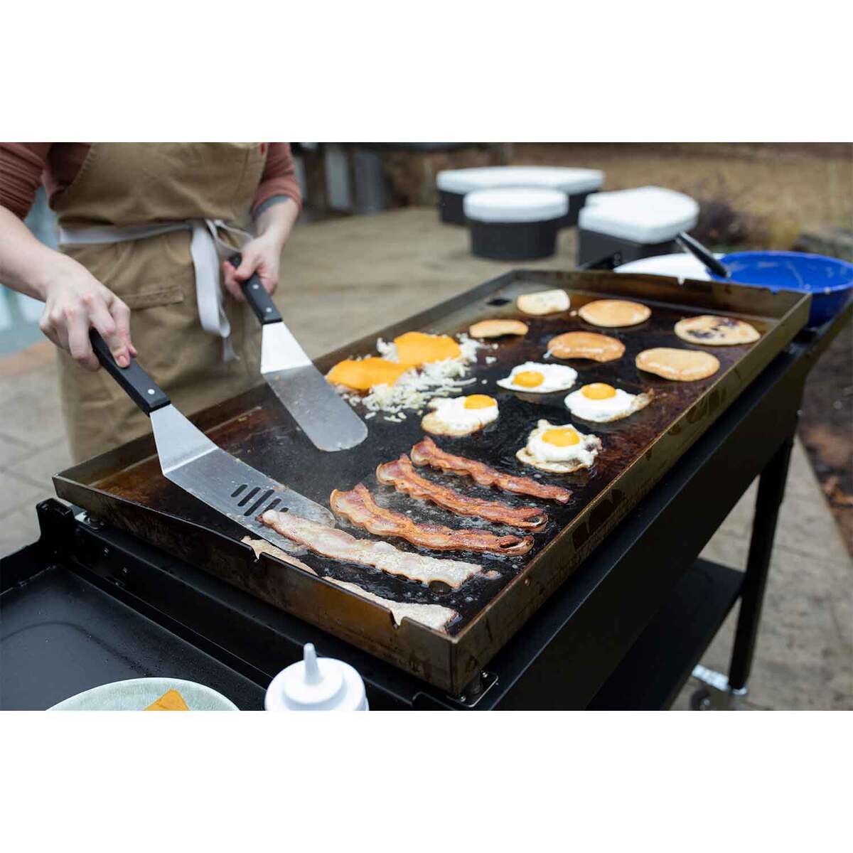 Razor Griddle 4 Burner Grill with Foldable Shelves and Wind Guards