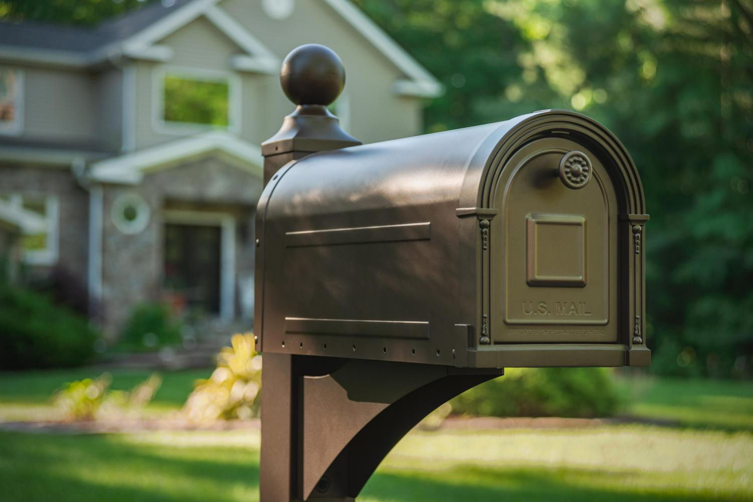 Gibraltar Mailboxes Garrison Large， Steel， Post Mount Mailbox， Venetian Bronze， GM160VB0