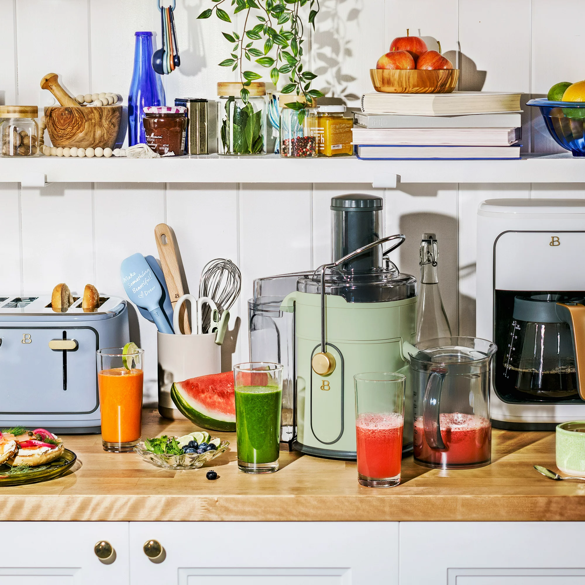 Beautiful 5-Speed Juice Extractor with Touch Activated Display， Sage Green， by Drew Barrymore