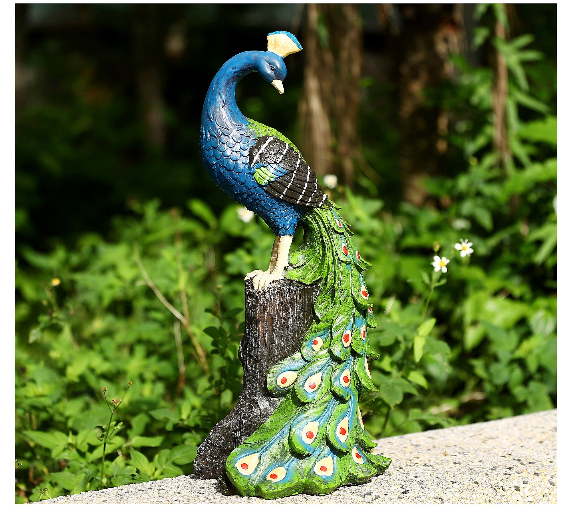 Techko Peaceful Peacock Statue with Solar Spotl ight