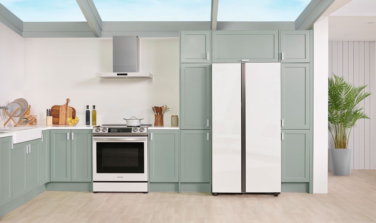  ADA Bespoke 28 Cu. Ft. White Glass Smart Side-By-Side Refrigerator With Beverage Center