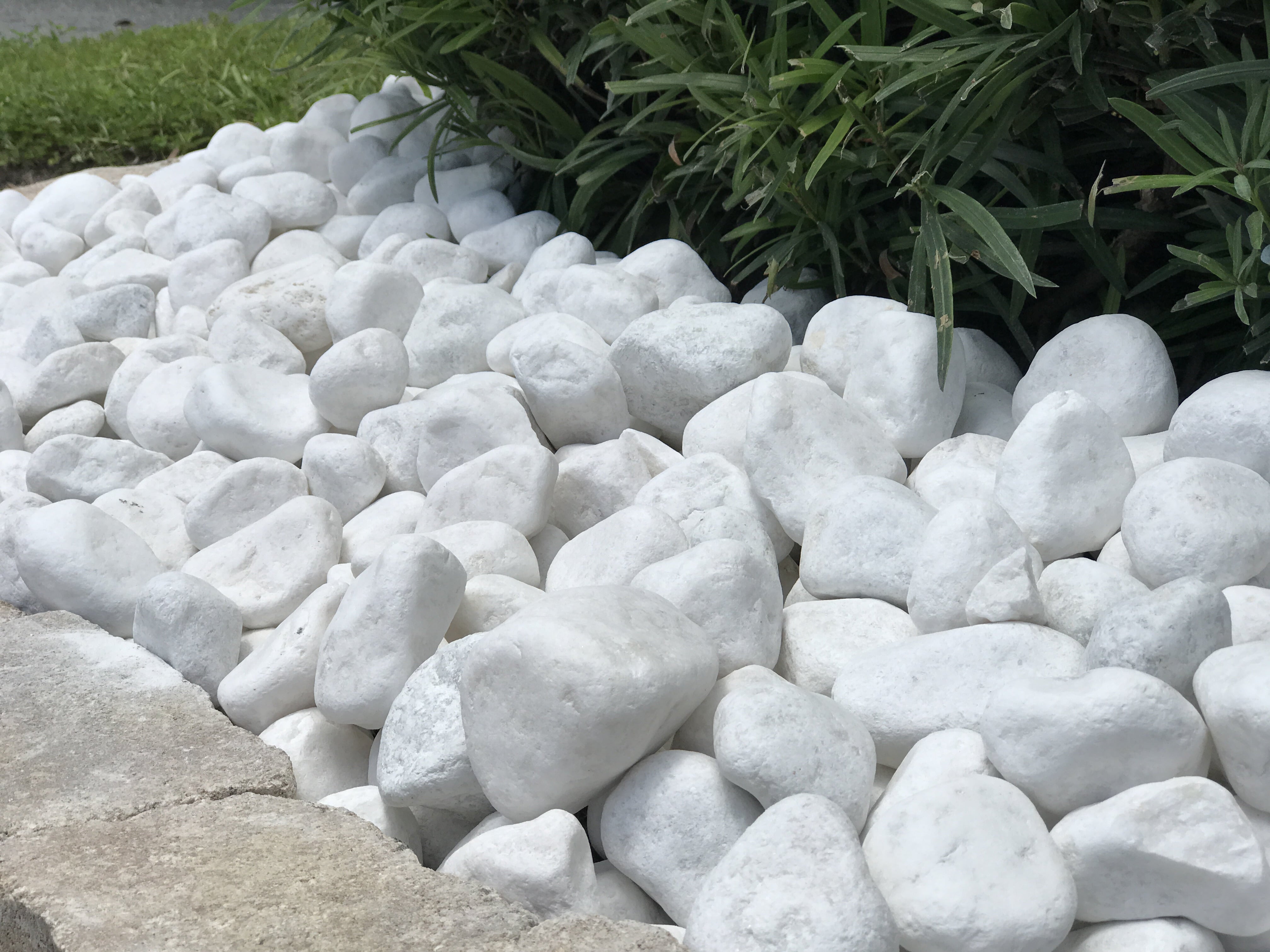 Rainforest Outdoor Decorative Natural Stone, Natural Stone, White, 2-3