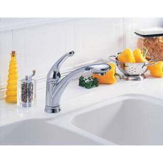 Delta Signature Single-Handle Pull-Out Sprayer Kitchen Faucet In Chrome 470-DST