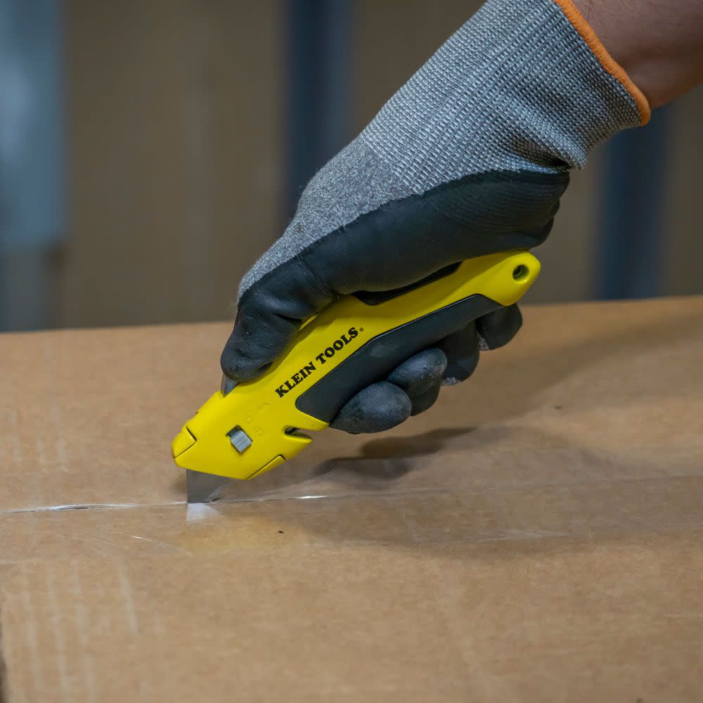 Self Retracting Utility Knife