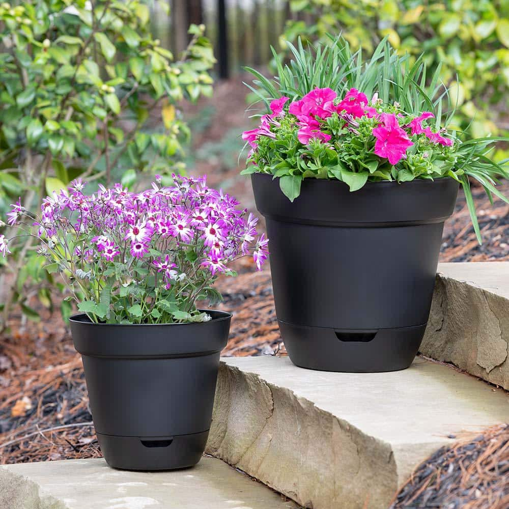 Southern Patio Graff Medium 11.9 in. x 10.7 in. 1 Qt. Black Resin Self-Watering Indoor/Outdoor Planter GS1208BK