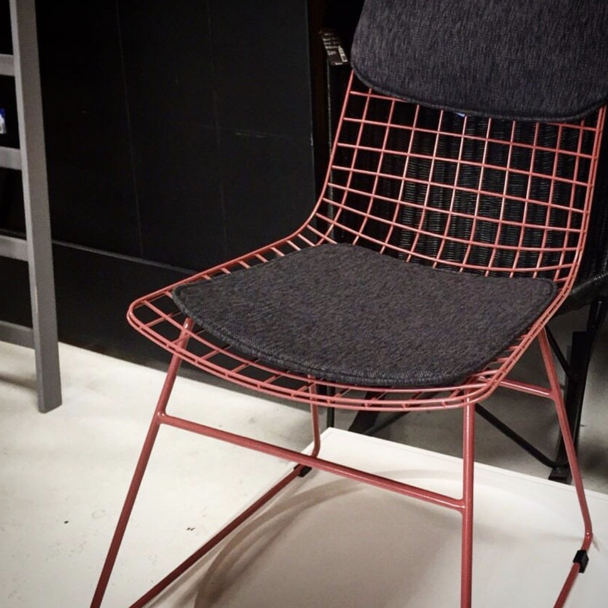 Metal wire side chair - marsala