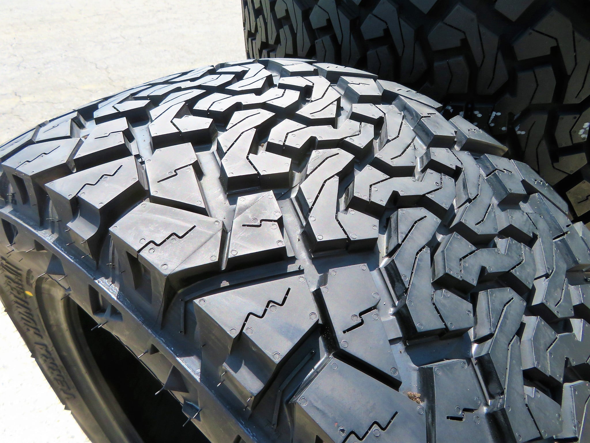 Venom Power Terra Hunter X/T All Terrain LT33X12.50R20 114R E Light Truck Tire