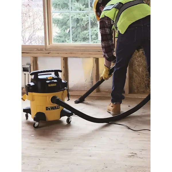 DEWALT 6 Gallon Wet/Dry Vacuum