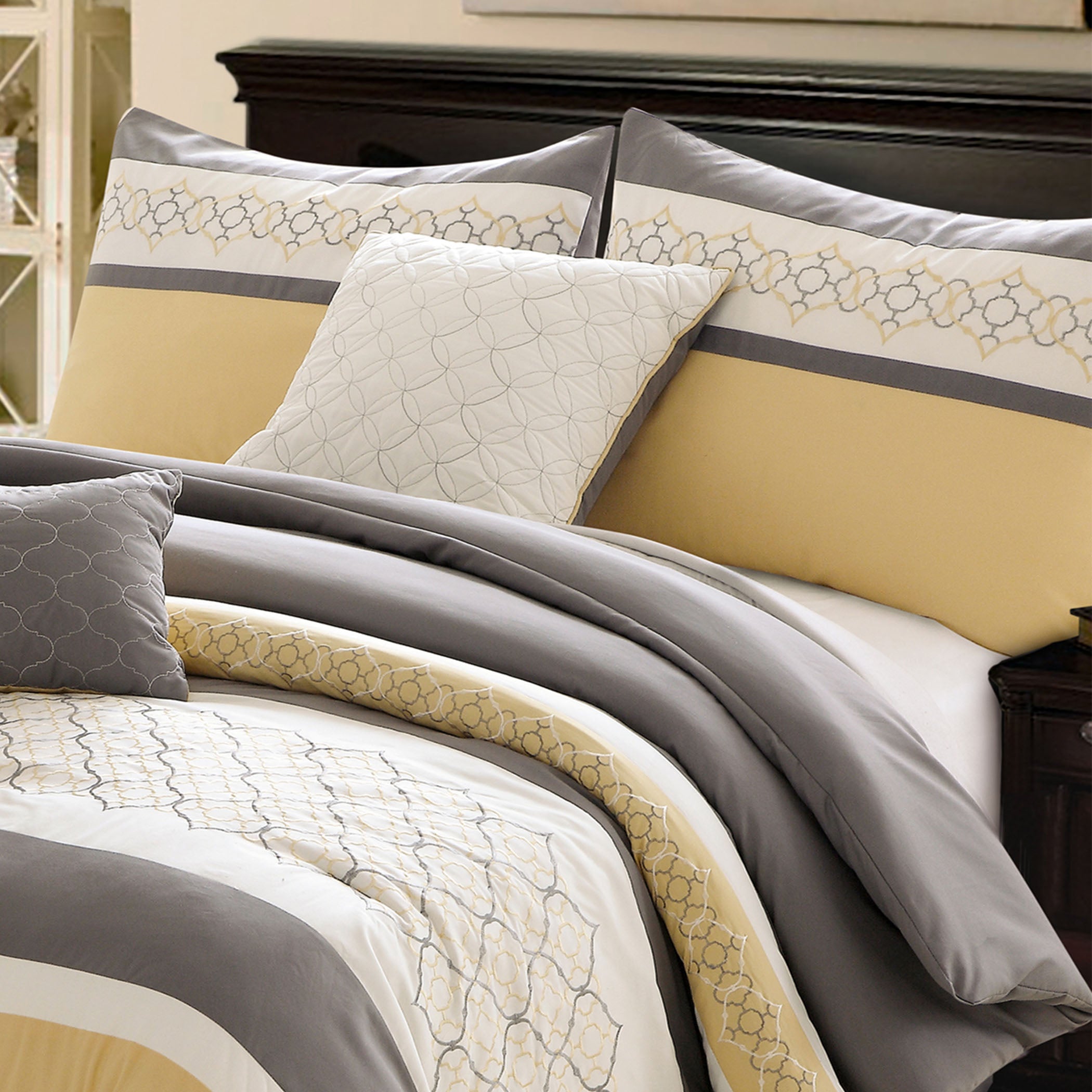 Riverbrook Home 7 Pc Comforter Set， Queen， Yellow/Gray， Verdugo， Embroidered， Polyfil