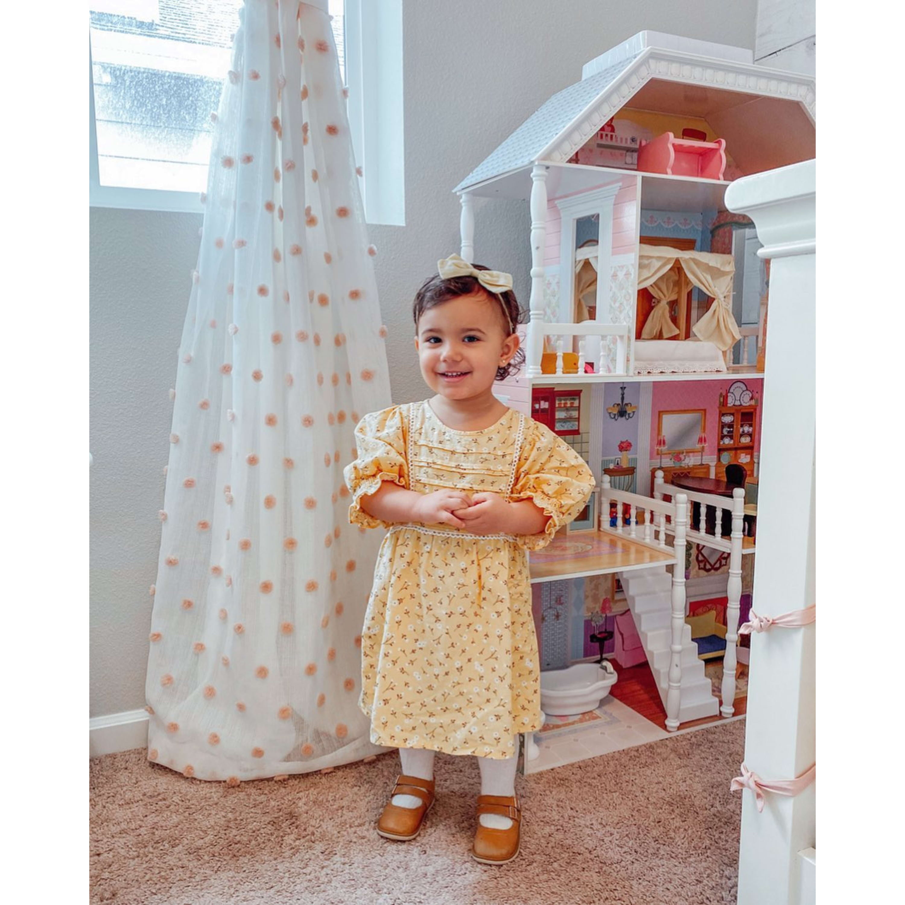 KidKraft Savannah Wooden Dollhouse， Over 4 feet Tall with Porch Swing and 14 Accessories