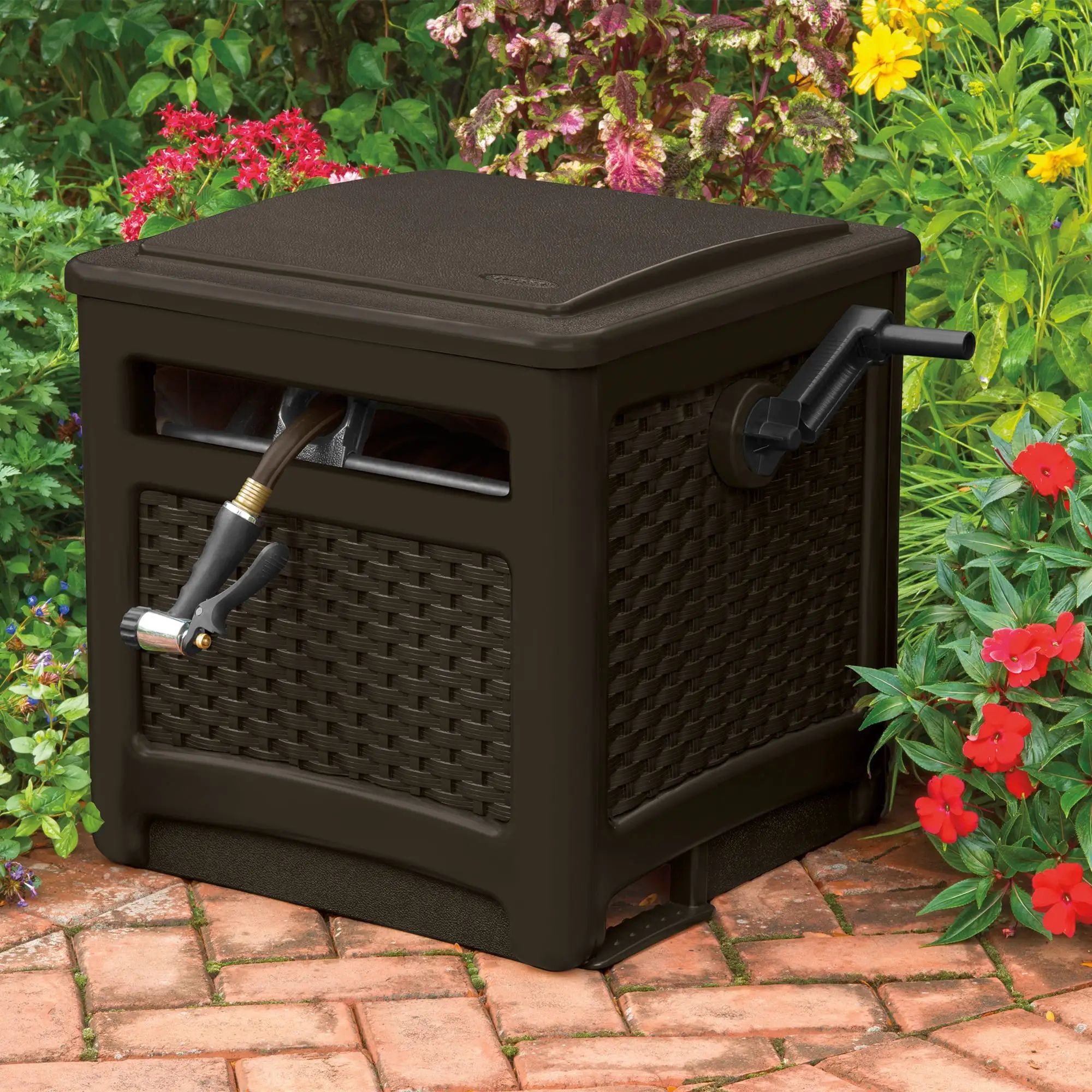 Suncast 225 ft. Smart Trak Wicker Garden Hose Reel Guide and Hideaway， Java Brown
